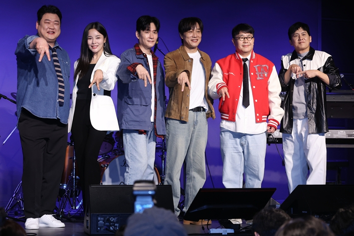 아묻따밴드가 12일 오후 서울 종로구 대학로 SA홀에서 데뷔곡 '알고 있잖아' 쇼케이스를 열었다. 연합뉴스