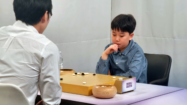 유하준 초단(사진 오른쪽)의 고심하는 모습. ㈜한국바둑방송 제공