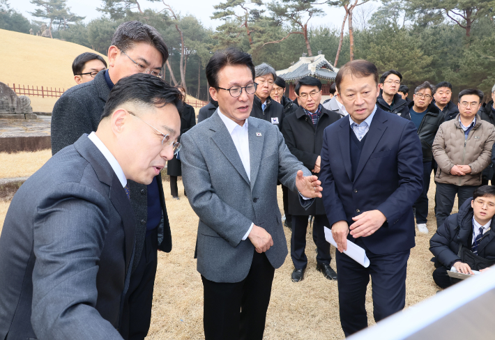 13일 1·29 도심주택공급방안 현장점검 차 서울 노원구 강릉을 찾은 김민석 국무총리가 박동선 LH 국토도시본부장으로부터 서울태릉 공공주택지구 부지 현황 보고를 받고 있다. 연합뉴스
