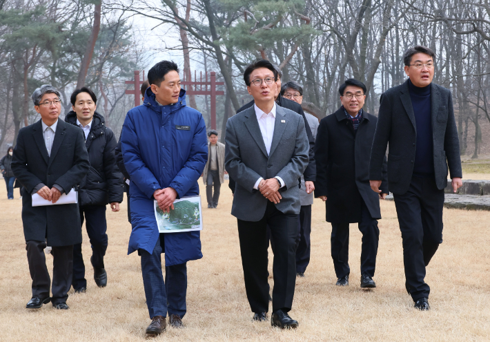 김민석 국무총리가 13일 1·29 도심주택공급방안 현장점검 차 태릉CC 인근인 서울 노원구 강릉을 방문하고 있다. 연합뉴스