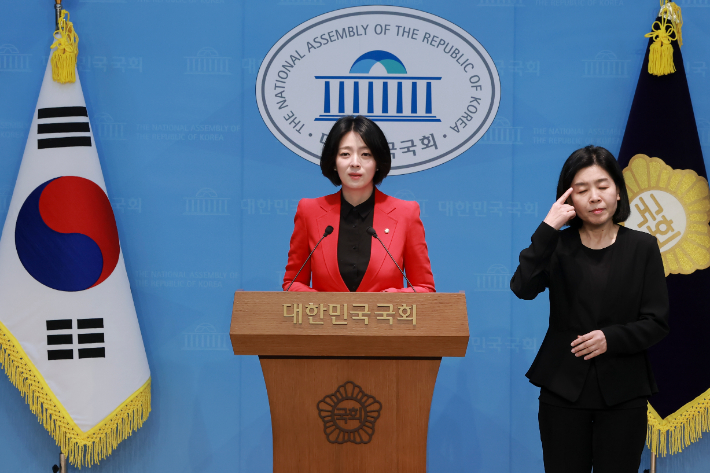 국민의힘 배현진 의원이 13일 국회 소통관에서 당 중앙윤리위원회가 배 의원에 대해 당원권 정지 1년 처분을 내린 것과 관련해 기자회견을 하고 있다. 연합뉴스