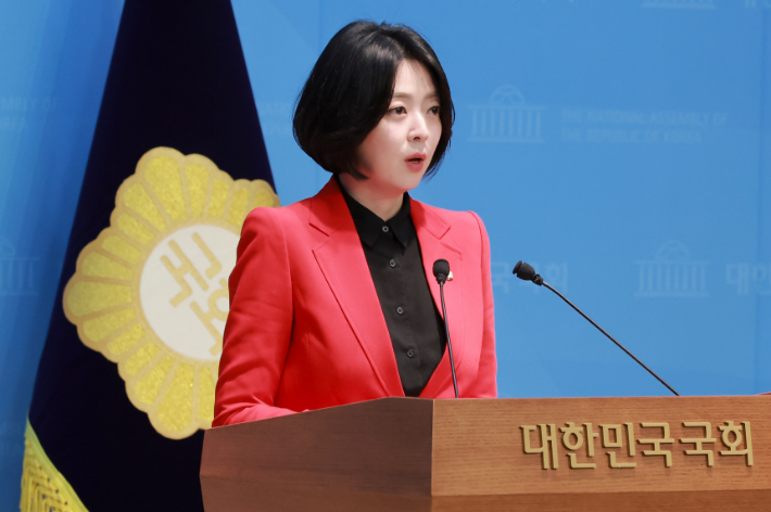 국민의힘 배현진 의원이 13일 국회 소통관에서 당 중앙윤리위원회가 배 의원에 대해 당원권 정지 1년 처분을 내린 것과 관련해 기자회견을 하고 있다. 연합뉴스