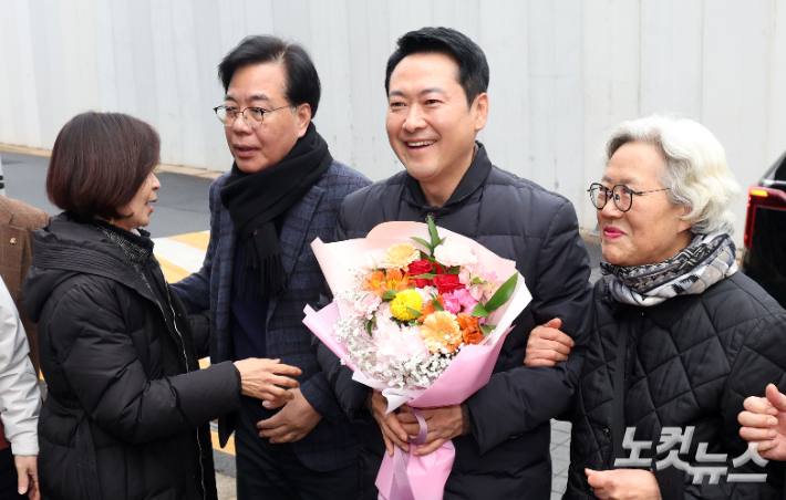 국민의힘 장동혁 대표와 송언석 원내대표가 13일 오전 서울 중구 중림종합사회복지관에서 설맞이 봉사활동을 하기 위해 이동하며 지지자들과 인사를 하고 있다. 황진환 기자