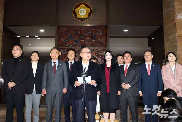 국민의힘 고동진 의원을 비롯한 친한계 의원들이 29일 국회 로텐더홀에서 지도부의 한동훈 전 대표 제명 결정에 대해 입장 발표를 하고 있다. 황진환 기자