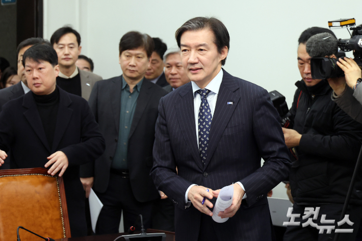 조국혁신당 조국 대표가 11일 서울 여의도 국회에서 더불어민주당의 합당 관련 입장을 밝히기 위해 입장하고 있다. 윤창원 기자