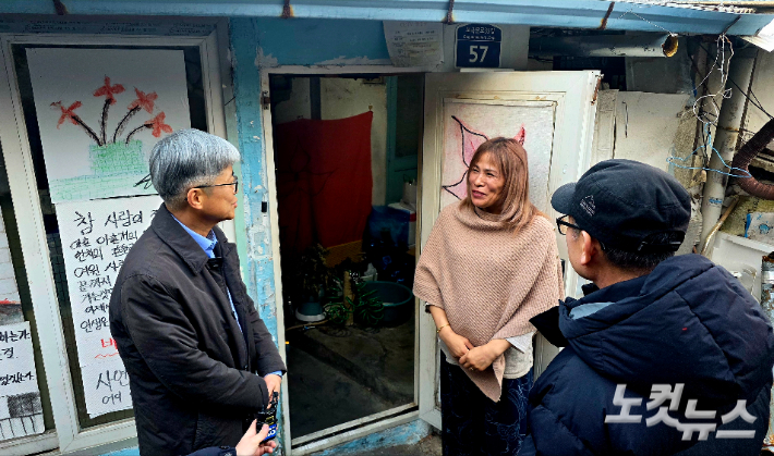 CBS 나이영 사장이 정릉골 주민과 대화를 나누고 있다. 나 사장은 "예수 그리스도의 정신을 따라, 자본의 논리 속에 소외된 이웃들과 함께하겠다"고 말헀다. 사진 반태경 PD