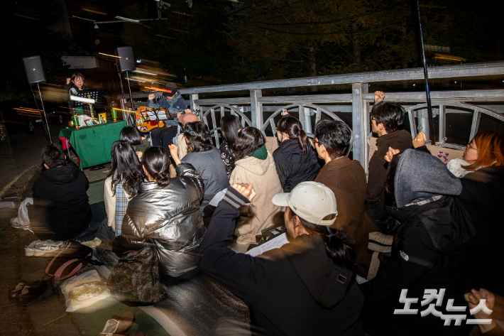 옥바라지선교센터의 '정릉골을 지키기 위한 현장예배'. 옥바라지 선교센터는 "그들이 철거를 예고할 때, 우리는 변함없는 연대를 약속한다"며 "어떤 위협과 폭력도 맞잡은 이 손을 떼어 놓을 수 없다"고 강조했다. 사진 박김형준