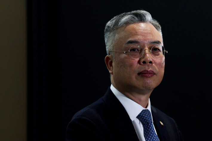 3대(내란·김건희·채해병) 특검의 미진한 부분과 새로운 의혹을 수사하는 2차 종합특검에 임명된 법무법인 지평 소속 권창영 특검이 6일 서울 중구 소속 법률사무소로 출근해 취재진의 질문을 경청하고 있다. 연합뉴스