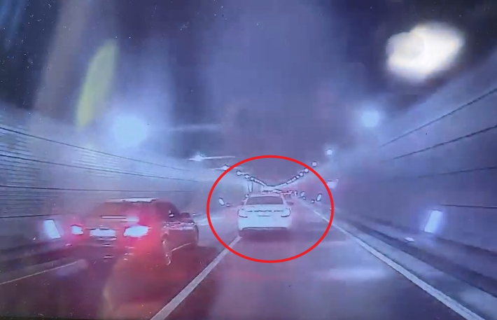 14일 부산 황령터널에서 적발된 음주운전 차량이 차선을 넘나들고 있다. 부산경찰청 제공