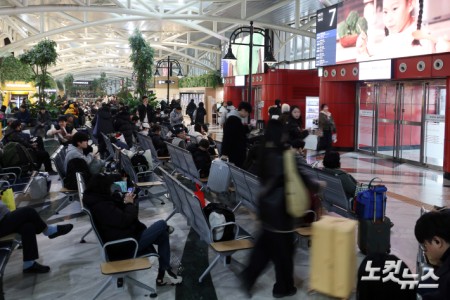 설 연휴가 시작된 14일 서울 서초구 고속버스터미널이 고향으로 향하는 귀성객들로 붐비고 있다.