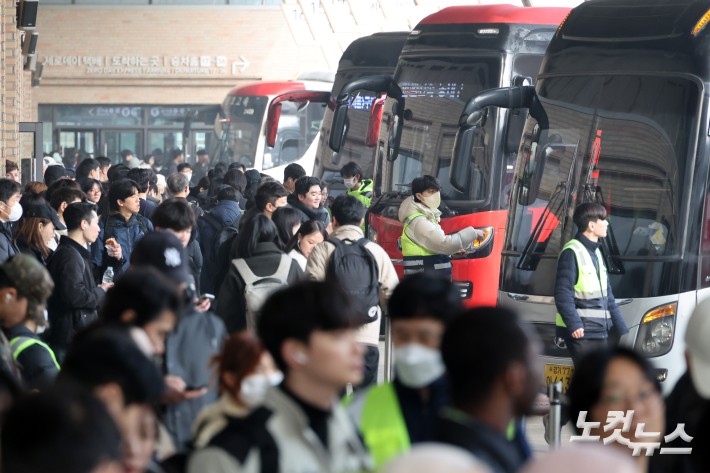 설 연휴가 시작된 14일 서울 서초구 고속버스터미널이 고향으로 향하는 귀성객들로 붐비고 있다.