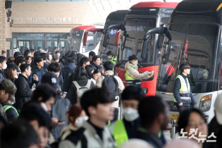 설 연휴가 시작된 14일 서울 서초구 고속버스터미널이 고향으로 향하는 귀성객들로 붐비고 있다.