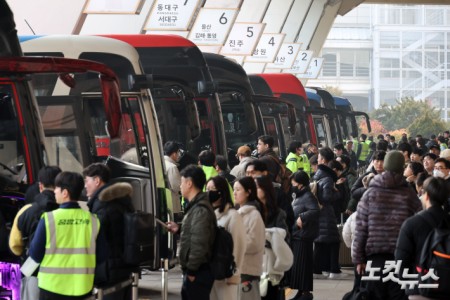 설 연휴가 시작된 14일 서울 서초구 고속버스터미널이 고향으로 향하는 귀성객들로 붐비고 있다.