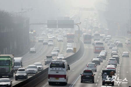 설 연휴가 시작된 14일 서울 서초구 장원IC 인근 경부고속도로 하행선에 차량들이 정체를 보이고 있다.