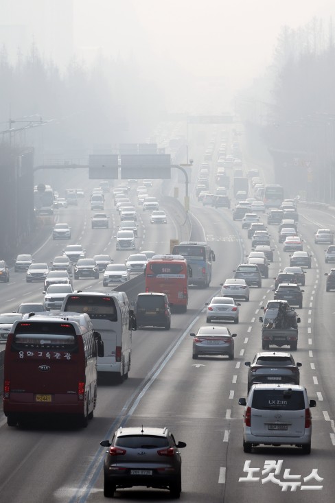 설 연휴가 시작된 14일 서울 서초구 장원IC 인근 경부고속도로 하행선에 차량들이 정체를 보이고 있다.