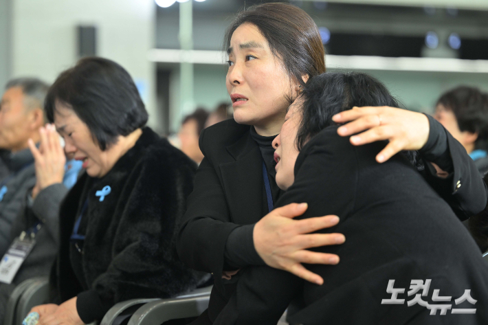 12.29 제주항공 여객기 참사 1주기인 지난해 29일 오전 전남 무안국제공항에서 추모식이 엄수되고 있는 가운데 추모식에 참석한 유가족들이 오열하고 있다. 사진공동취재단