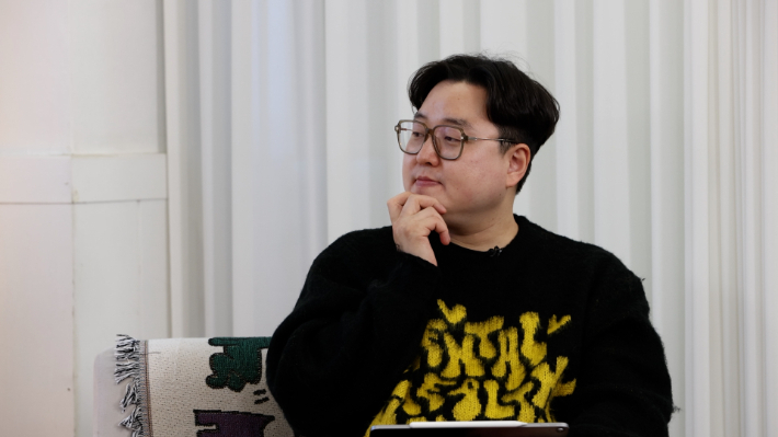 대담 중 김동호 목사의 이야기에 귀를 기울이는 김일환 목사. 유튜브 '김일환의 예수살롱' 캡처