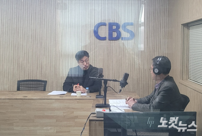 왼쪽부터 김명식 진천군수 선거 출마 예정자, 김종현 앵커. 충북CBS