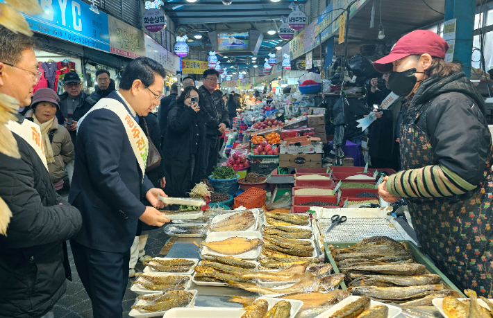 김영록 전남도지사가 설 명절을 앞둔 14일 광주 남광주시장에서 제수를 구매하며 상인들을 격려하고 있다. 전라남도 제공