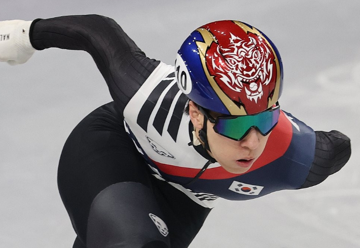 역주하는 황대헌. 연합뉴스