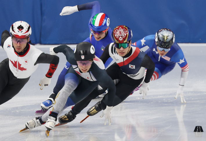 14일(현지시간) 이탈리아 밀라노 아이스스케이팅 아레나에서 열린 2026 밀라노-코르티나담페초 동계올림픽 쇼트트랙 남자 1500m 준결승에서 황대헌이 경기를 펼치고 있다. 연합뉴스