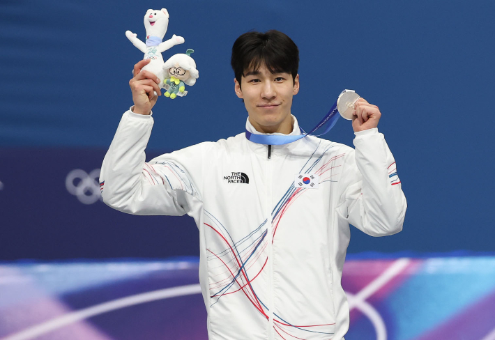 은메달 든 황대헌. 연합뉴스