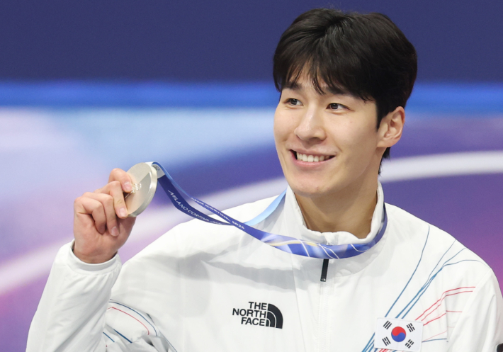 은메달 목에 건 황대헌. 연합뉴스