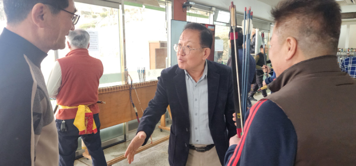 신순식 전남 고흥군수 출마예정자가 전통 활터인 봉황정에서 주민들에게 인사를 건네고 있다. 신순식 제공