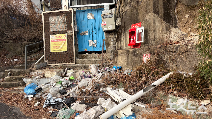 재개발을 앞둔 정릉골 판자촌의 철거 대상인 집의 모습. 박인 기자