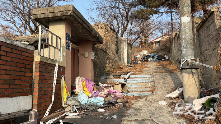 쓰레기 더미와 유리 파편이 가득한 정릉골 골목길의 모습. 박인 기자