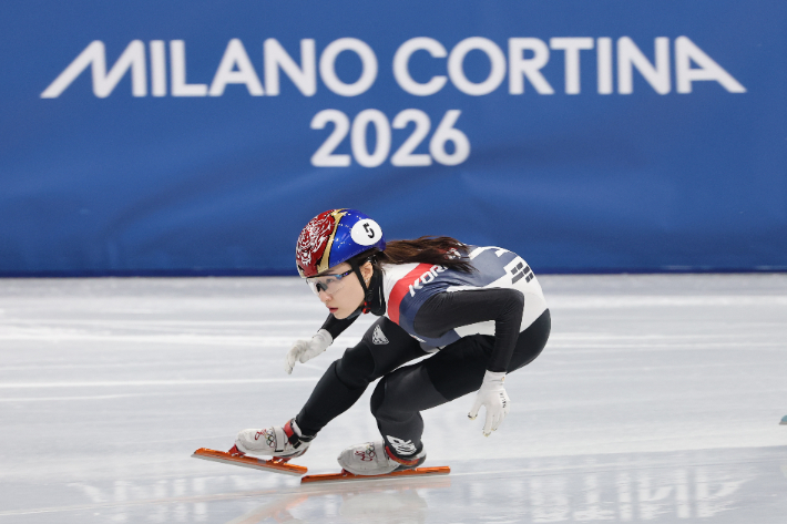지난 10일(현지시간) 이탈리아 밀라노 아이스스케이팅 아레나에서 열린 2026 밀라노ㆍ코르티나담페초 동계올림픽 쇼트트랙 혼성계주 준준결승에서 최민정이 레이스를 펼치고 있다. 연합뉴스
