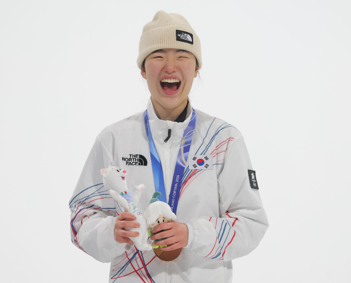 지난 9일(현지시간) 이탈리아 리비뇨 스노파크에서 열린 2026 밀라노-코르티나담페초 동계올림픽 스노보드 여자 빅에어 시상식에서 동메달을 차지한 유승은이 시상대에 올라 미소를 짓고 있다. 연합뉴스