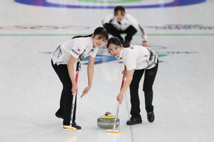 15일(현지시간) 이탈리아 코르티나담페초 컬링 올림픽 스타디움에서 열린 2026 밀라노ㆍ코르티나담페초 동계올림픽 컬링 여자 라운드로빈 한국과 일본의 경기에서 한국 대표팀 설예은과 김수지가 4엔드 마지막 스톤 투구 때 밝은 표정으로 스위핑하고 있다. 결과는 한국 1점 득점. 연합뉴스 