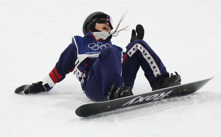 12일(현지시간) 이탈리아 리비뇨 스노파크에서 열린 2026 밀라노·코르티나담페초 동계올림픽 스노보드 여자 하프파이프 결승에서 미국 클로이 김이 2차시기를 경기를 펼치고 있다. 연합뉴스