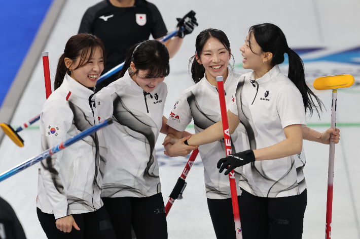 '선수들은 이겼는데…' 15일(현지 시각) 이탈리아 코르티나담페초 컬링 올림픽 스타디움에서 열린 2026 밀라노ㆍ코르티나담페초 동계올림픽 컬링 여자 라운드로빈 한국과 일본의 경기에서 한국 대표팀이 7-5로 이긴 뒤 기뻐하고 있다. 연합뉴스 