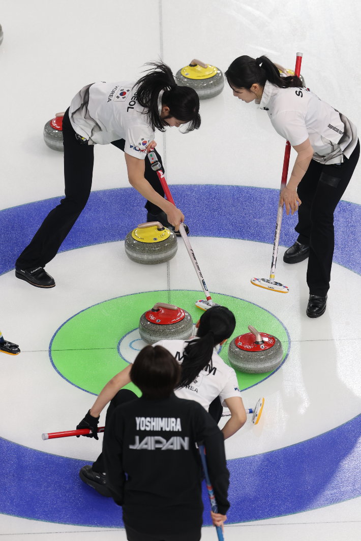 15일(현지 시각) 이탈리아 코르티나담페초 컬링 올림픽 스타디움에서 열린 2026 밀라노ㆍ코르티나담페초 동계올림픽 컬링 여자 라운드로빈 한국과 일본의 경기에서 한국 스톤이 버튼 인근 일본 스톤을 쳐내고 있다. 연합뉴스