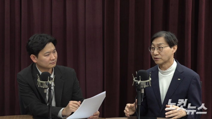 김성주 국민연금공단 이사장(오른쪽)이 지난 10일 전북CBS '라디오X'에 출연해 사회자 질문에 답하고 있다. 전북CBS