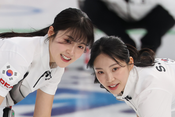 15일(현지 시각) 이탈리아 코르티나담페초 컬링 올림픽 스타디움에서 열린 2026 밀라노ㆍ코르티나담페초동계올림픽 컬링 여자 라운드로빈 한국과 일본의 경기에서 한국 대표팀 설예은(왼쪽)과 김수지가 4엔드 마지막 스톤 투구 때 밝은 표정으로 스위핑하고 있다. 연합뉴스 