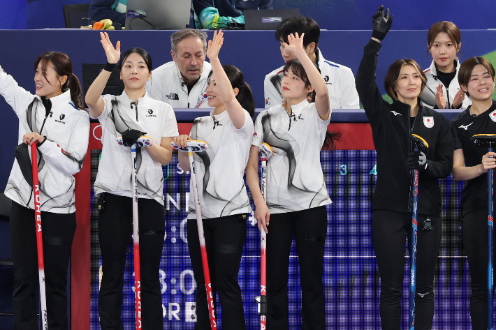15일(현지 시각) 이탈리아 코르티나담페초 컬링 올림픽 스타디움에서 열린 2026 밀라노ㆍ코르티나담페초동계올림픽 컬링 여자 라운드로빈 한국과 일본의 경기에서 한국 대표팀 선수들이 경기 전 관중에 손을 흔들고 있다. 연합뉴스 