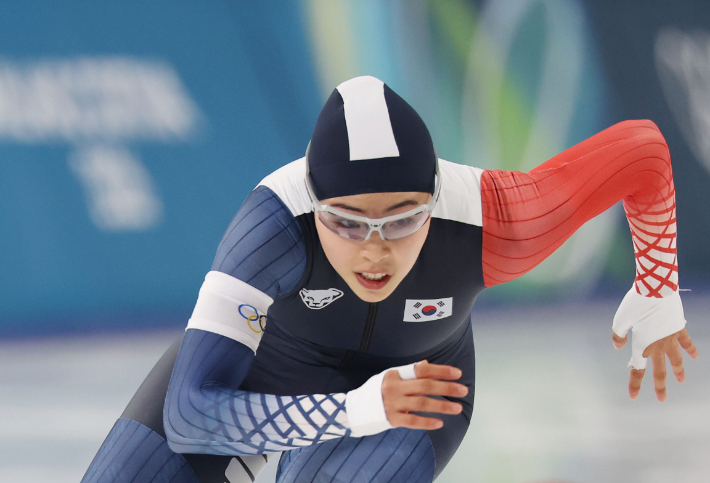15일(현지시간) 이탈리아 밀라노 스피드스케이팅 스타디움에서 열린 2026 밀라노-코르티나담페초 동계올림픽 스피드스케이팅 여자 500m에 출전한 이나현이 질주하고 있다. 연합뉴스