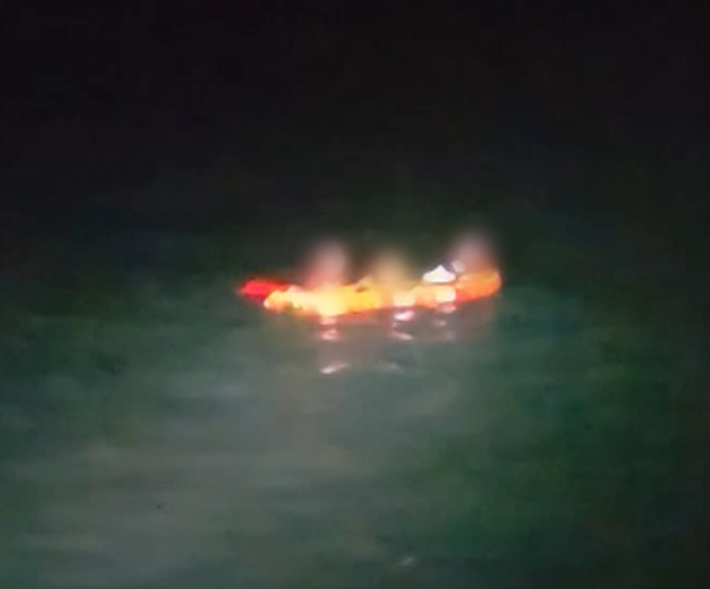 태안해경이 A씨를 구조하고 있는 모습. 태안해경 제공