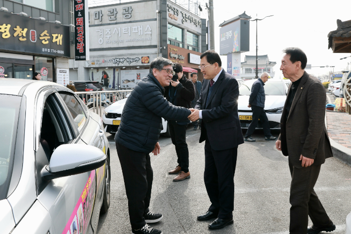 주낙영 경주시장과 김석기 국회의원이 개인택시 운전자들을 만나 격려하고 있다. 경주시 제공