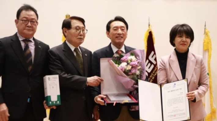 김석기 국회의원이 '2026 대한민국 유권자 대상'에서 국회의원 부문 대상을 수상했다. 김석기 의원실 제공