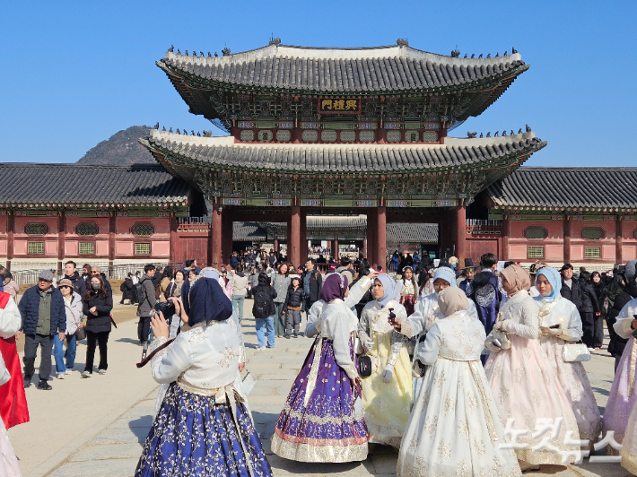 16일 오전 서울 종로구 경복궁이 외국인 관광객 등으로 붐비고 있다. 이원석 기자