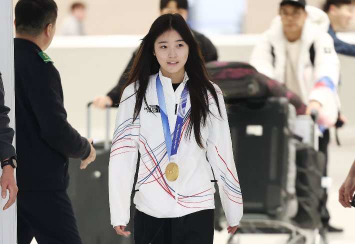 2026 밀라노·코르티나동계올림픽 스노보드 여자 하프파이프에서 금메달을 획득한 최가온이 16일 인천국제공항 2터미널을 통해 귀국하고 있다. 연합뉴스 