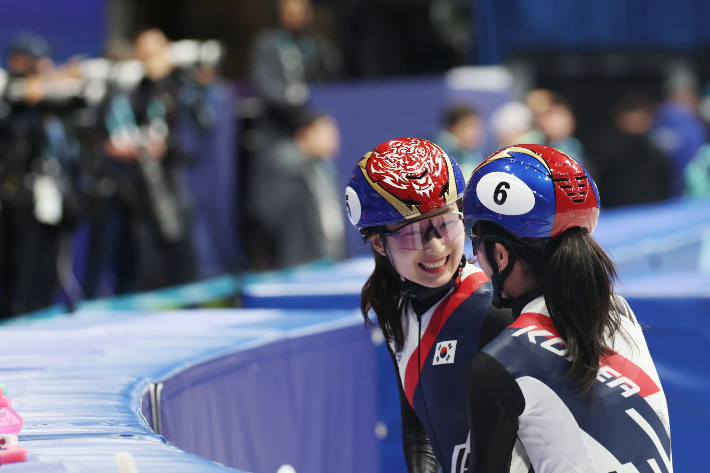  14일(현지시간) 이탈리아 밀라노 아이스스케이팅 아레나에서 열린 2026 밀라노ㆍ코르티나담페초 동계올림픽 쇼트트랙 여자 3000m 릴레이 준결승에 출전한 최민정이 김길리와 환하게 웃고 있다. 연합뉴스