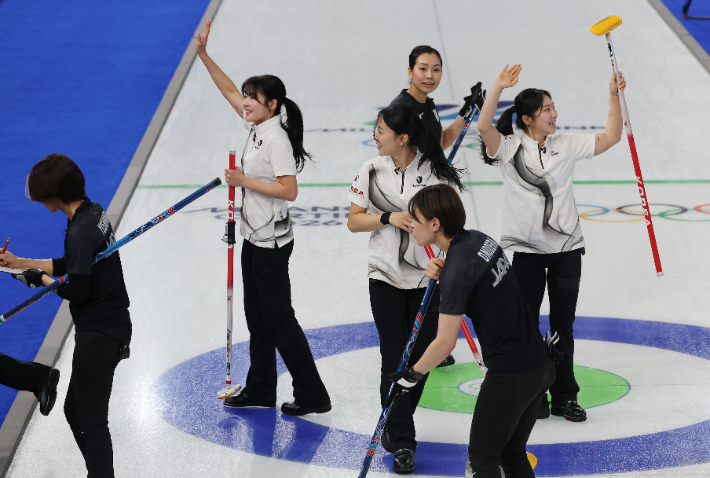 15일(현지시간) 이탈리아 코르티나담페초 컬링 올림픽 스타디움에서 열린 2026 밀라노ㆍ코르티나담페초 동계올림픽 컬링 여자 라운드로빈 한국과 일본의 경기에서 한국 대표팀이 이긴 뒤 기뻐하고 있다. 연합뉴스