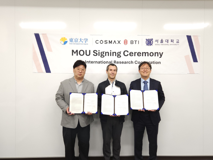 일본 도쿄대학교에서 열린 코스맥스-도쿄대-서울대 업무협약식에서(좌측부터)윤석균 코스맥스비티아이R&I유닛BI(Bio Innovation)랩장,오라시오 카브랄(Horacio Cabral)도쿄대학교 바이오 엔지니어링학과 교수,이연 서울대학교 자연과학대학 화학부 교수가 기념촬영을 하고 있다. 코스맥스 제공