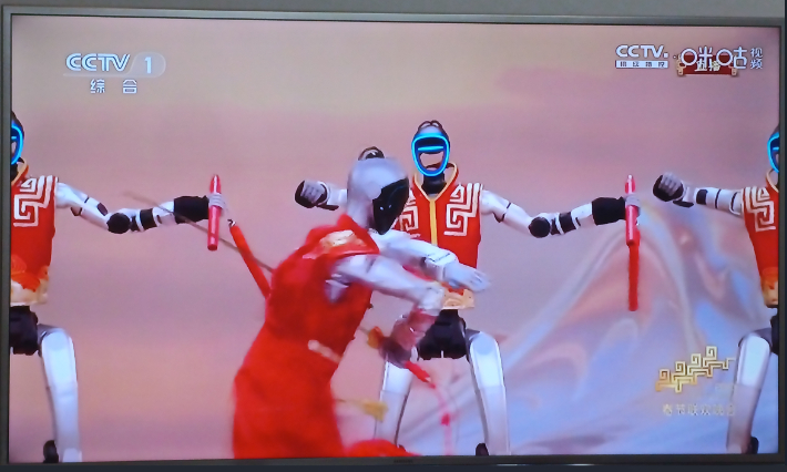 지난 16일 밤 중국 CCTV에서 방영한 춘절 갈라쇼에서 검술을 선보이고 있는 휴머노이드 로봇들. 정영철 기자