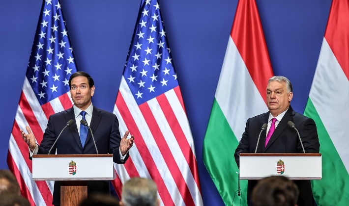 16일 헝가리 부다페스트에서 오르반 빅토르 헝가리 총리(오른쪽)와 마코 루비오 미국 국무장관이 공동 기자회견을 하고 있다. 연합뉴스